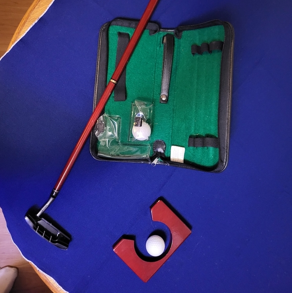 New Indoor Executive Golf Putter Set Travel Kit in Carry Case Wooden Cup 2 Balls - Picture 2 of 4